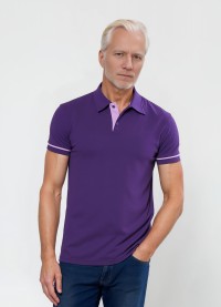 Camisa polo roxa com detalhes em rosa