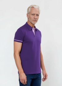 Camisa polo roxa com detalhes em rosa