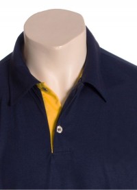 Camisa polo marinho, detalhe amarelo
