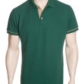 Camisa polo verde musgo com detalhe cáqui