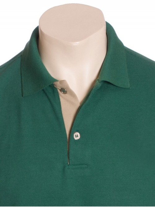 Camisa polo verde musgo com detalhe cáqui