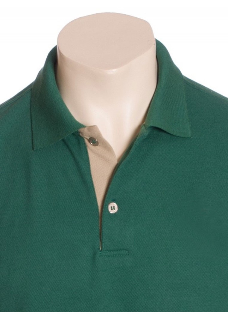 Camisa polo verde musgo com detalhe cáqui