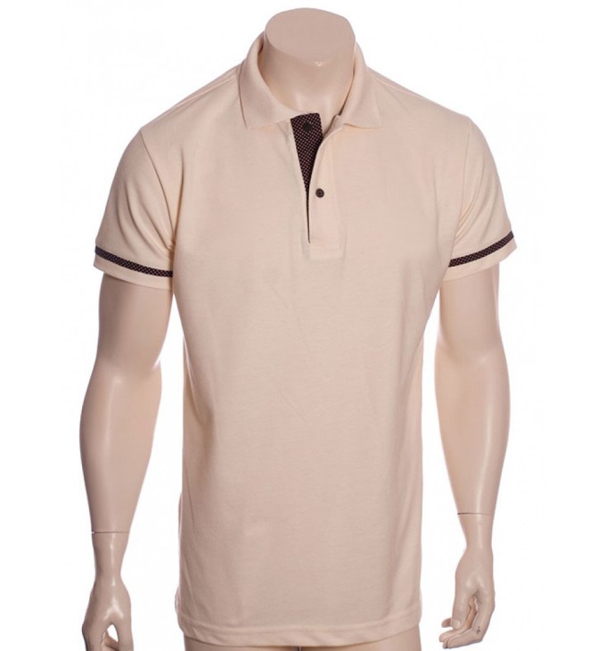 Camisa polo pérola com detalhes em marrom