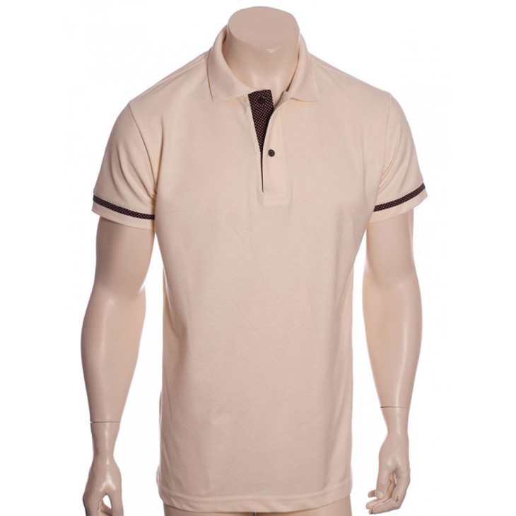 Camisa polo pérola com detalhes em marrom