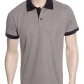Camisa polo cinza com detalhes em preto