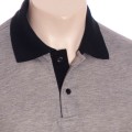 Camisa polo cinza com detalhes em preto