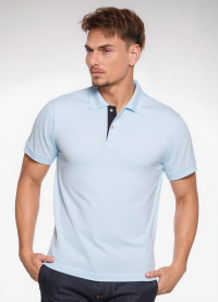Camisa polo azul claro com detalhe