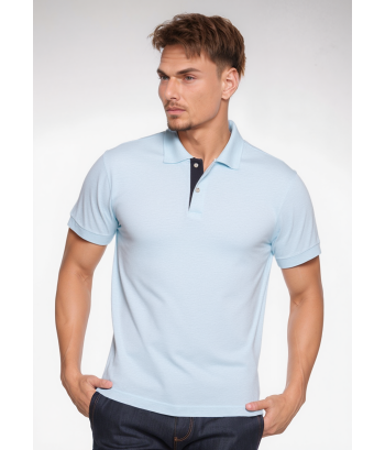 Camisa polo azul claro com detalhe