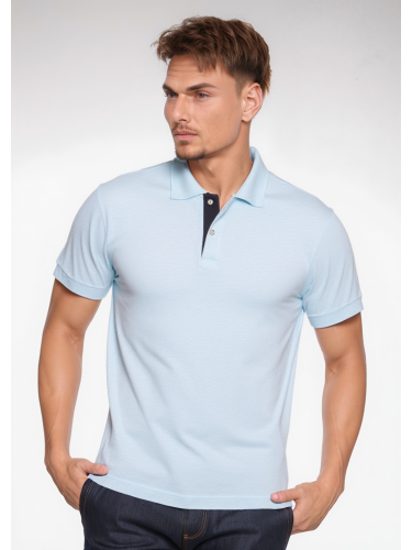 Camisa polo azul claro com detalhe