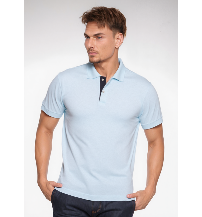 Camisa polo azul claro com detalhe