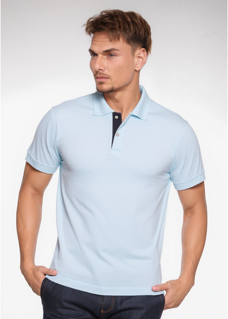 Camisa polo azul claro com detalhe