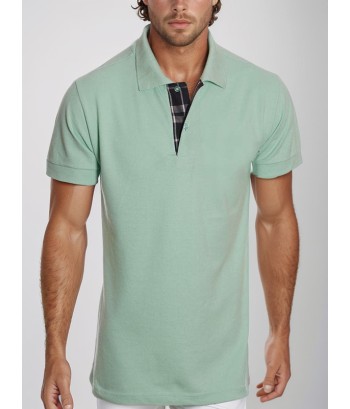 Camisa polo verde com detalhes em xadrez