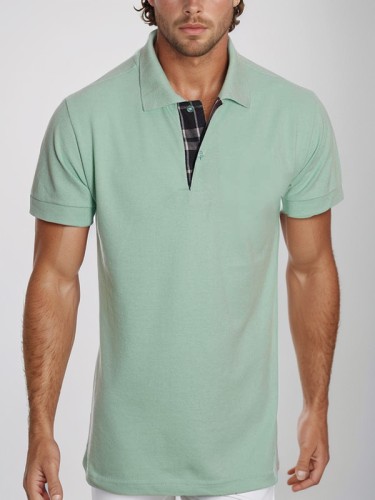 Camisa polo verde com detalhes em xadrez