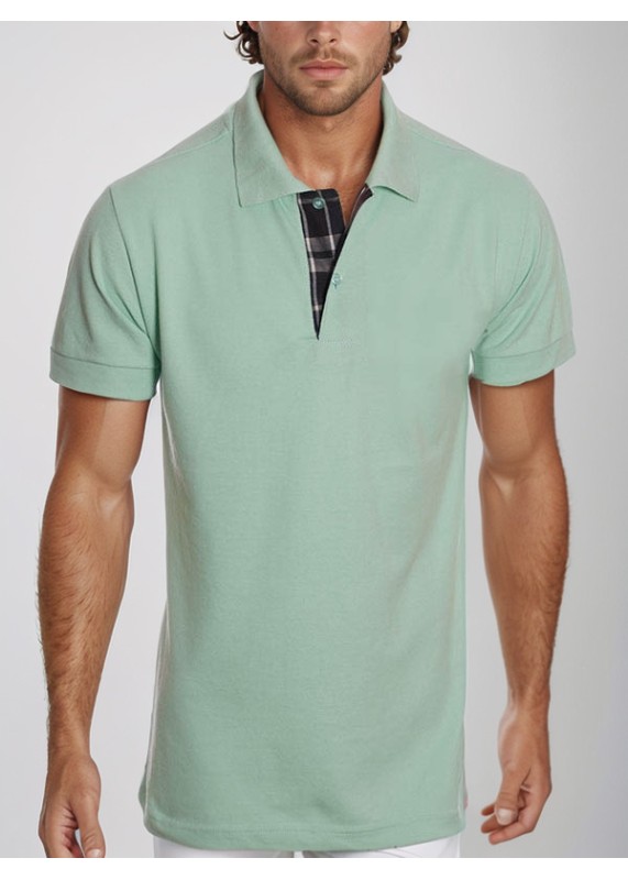 Camisa polo verde com detalhes em xadrez