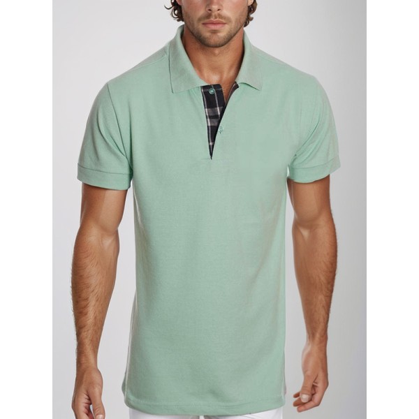 Camisa polo verde com detalhes em xadrez