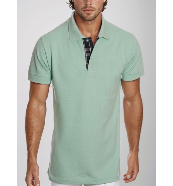 Camisa polo verde com detalhes em xadrez