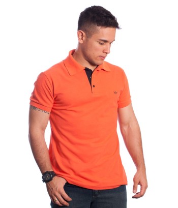 Camisa polo laranja com detalhes