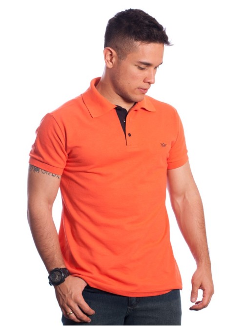 Camisa polo laranja com detalhes