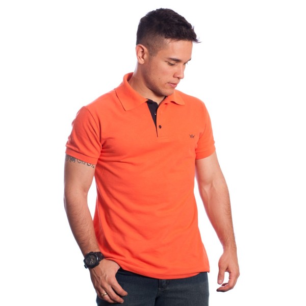 Camisa polo laranja com detalhes