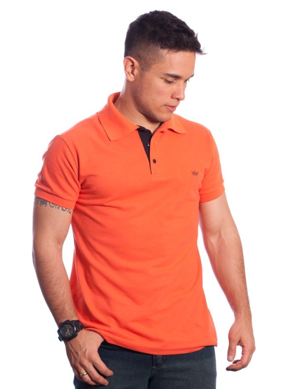 Camisa polo laranja com detalhes