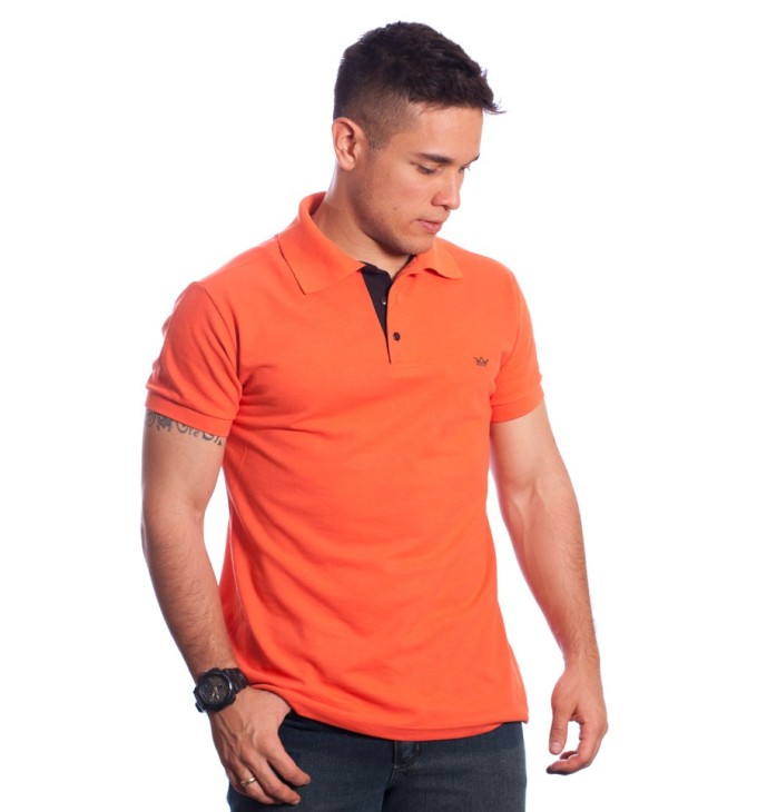 Camisa polo laranja com detalhes