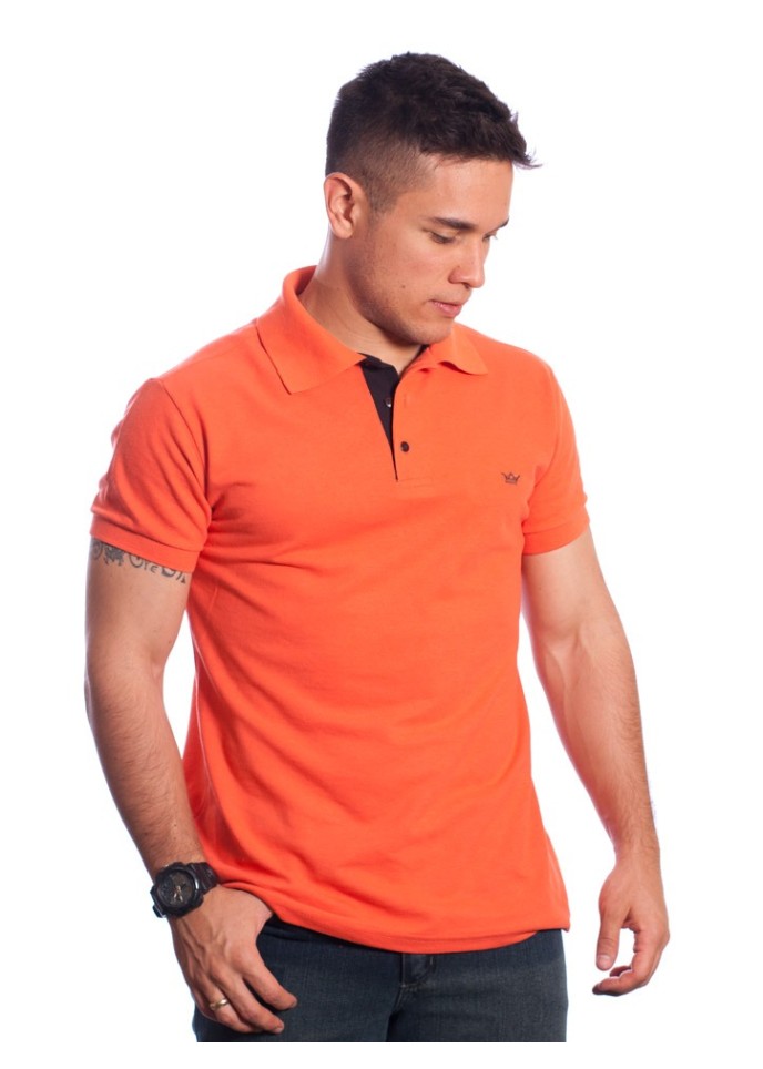 Camisa polo laranja com detalhes