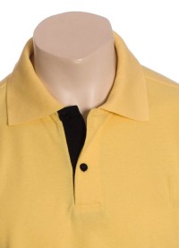 Camisa polo amarela com detalhes em preto