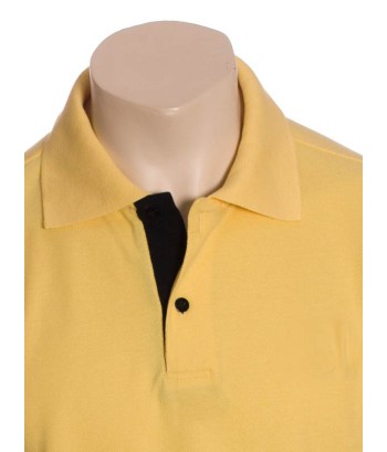 Camisa polo amarela com detalhes em preto