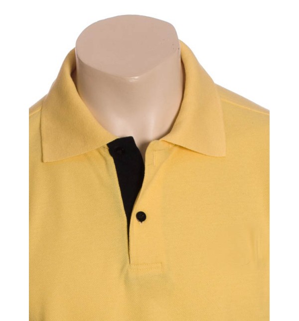 Camisa polo amarela com detalhes em preto