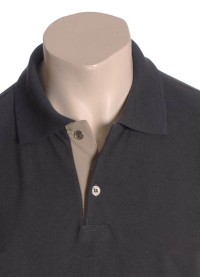 Camisa polo chumbo com detalhe