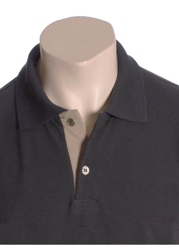 Camisa polo chumbo com detalhe