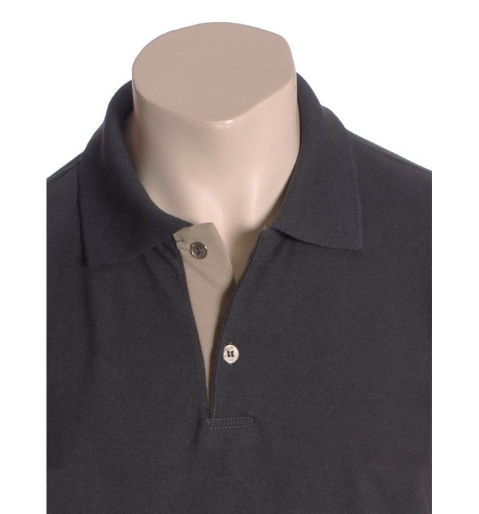 Camisa polo chumbo com detalhe