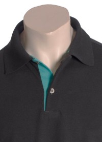 Camisa polo chumbo com detalhes