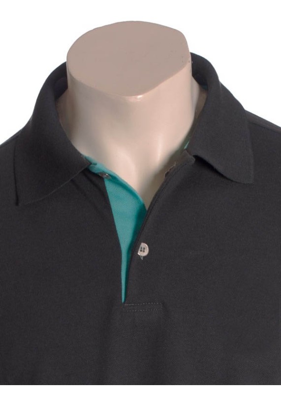 Camisa polo chumbo com detalhes