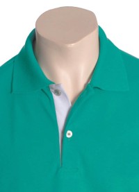 Camisa polo verde com detalhe