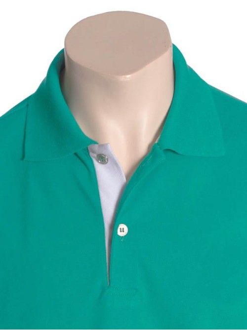 Camisa polo verde com detalhe