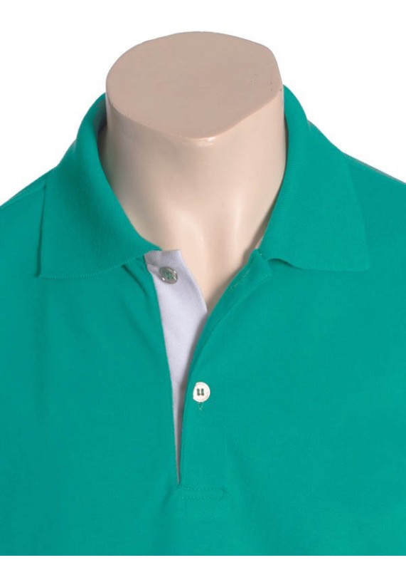 Camisa polo verde com detalhe