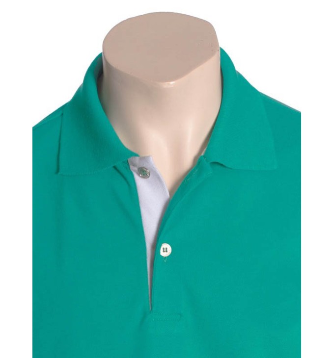 Camisa polo verde com detalhe