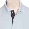Camisa polo azul claro com detalhe
