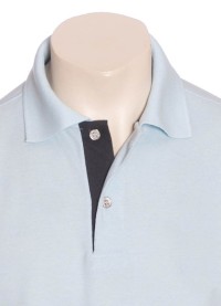 Camisa polo azul claro com detalhe