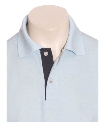 Camisa polo azul claro com detalhe