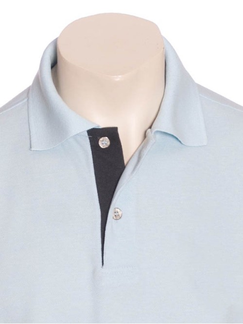 Camisa polo branca com detalhe azul celeste Camisa polo branca com detalhe azul celeste
