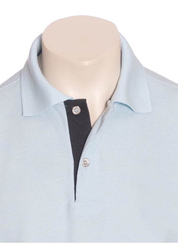 Camisa polo azul claro com detalhe