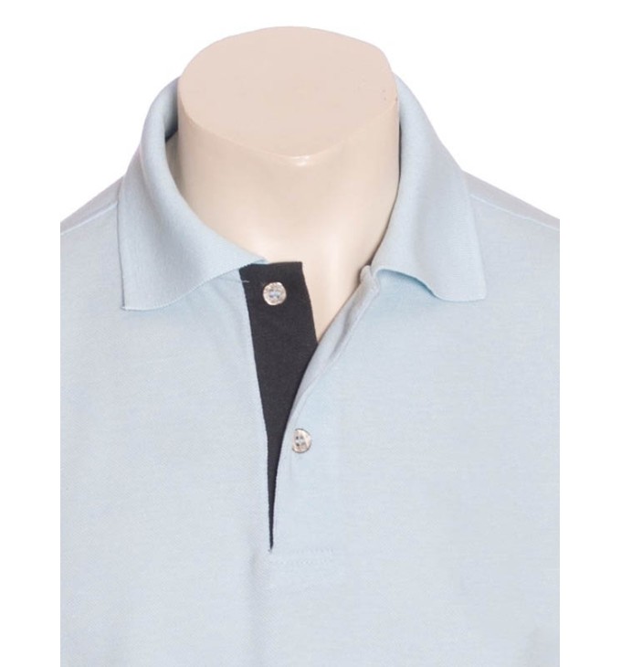 Camisa polo azul claro com detalhe