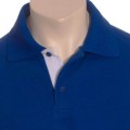 Camisa polo azul com detalhes em branco