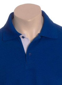 Camisa polo azul com detalhes em branco