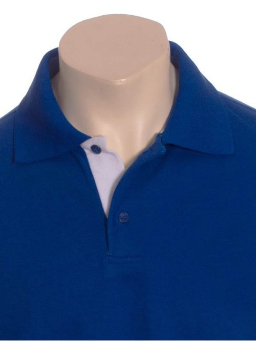 Camisa polo azul com detalhes em branco