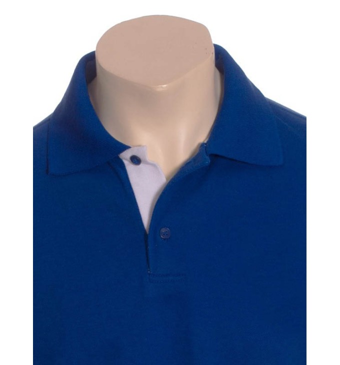 Camisa polo azul com detalhes em branco