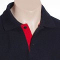 Camisa polo marinho com detalhes em vermelho
