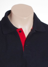 Camisa polo marinho com detalhes em vermelho
